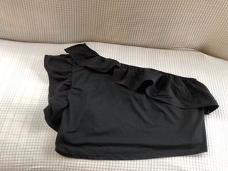 Top monospalla con volant