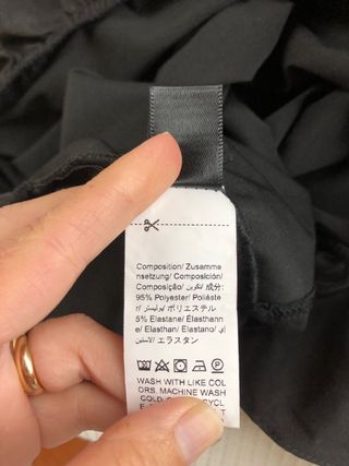 Top monospalla con volant