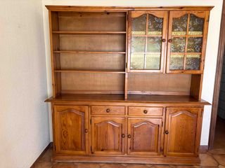 Mueble de salón madera con puertas de cristal