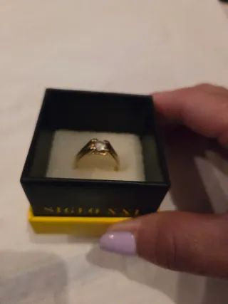 Anillo de oro con piedra