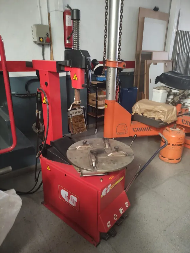 DESMONTADORA DE RUEDAS PROFESIONAL COUGAR ITALY