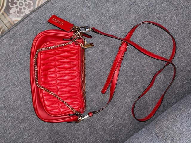 Bolso Guess rojo con cadena dorada