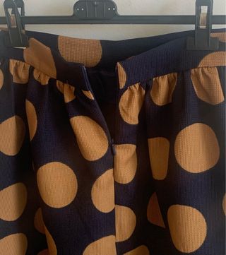 Falda midi azul marino, muy favorecedora