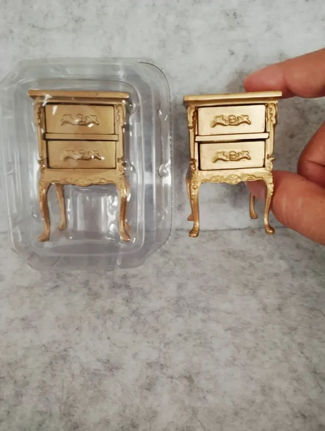 Mesitas doradas palacio de muñecas