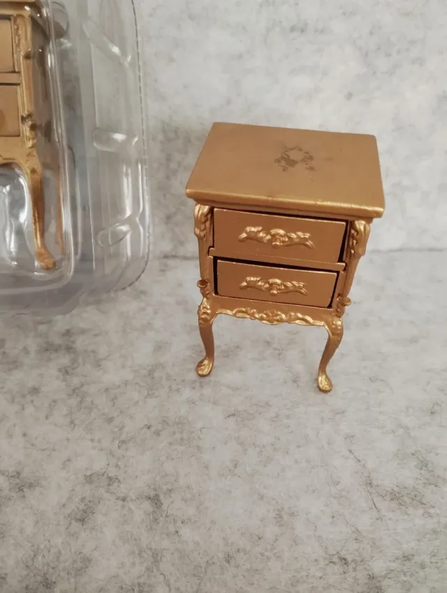 Mesitas doradas palacio de muñecas