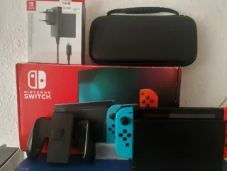 Nintendo Switch nero e arancione