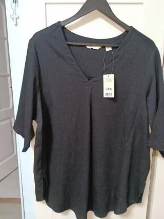 Blusa mujer cuello pico negra