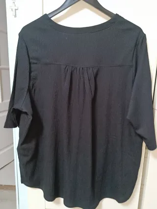 Blusa mujer cuello pico negra