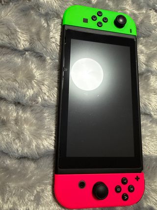 Nintendo Switch verde e rosa