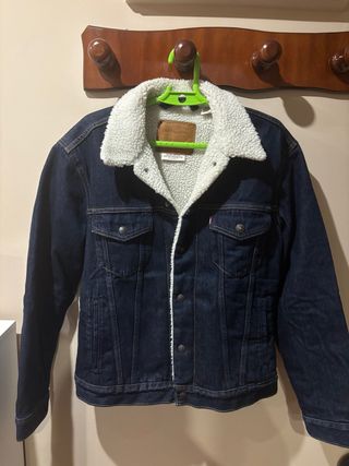 Cazadora vaquera Levi's con borreguillo
