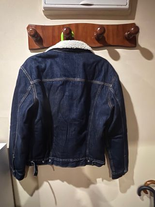 Cazadora vaquera Levi's con borreguillo