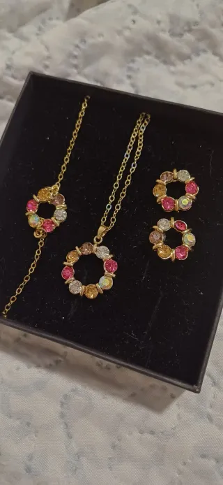 Conjunto bisutería dorado con piedras