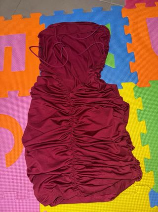 Vestido rojo fruncido, ajustable