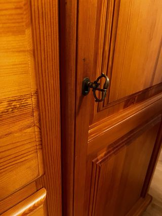 Armario de madera con cajones y puerta
