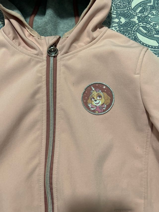 Chaqueta rosa con capucha