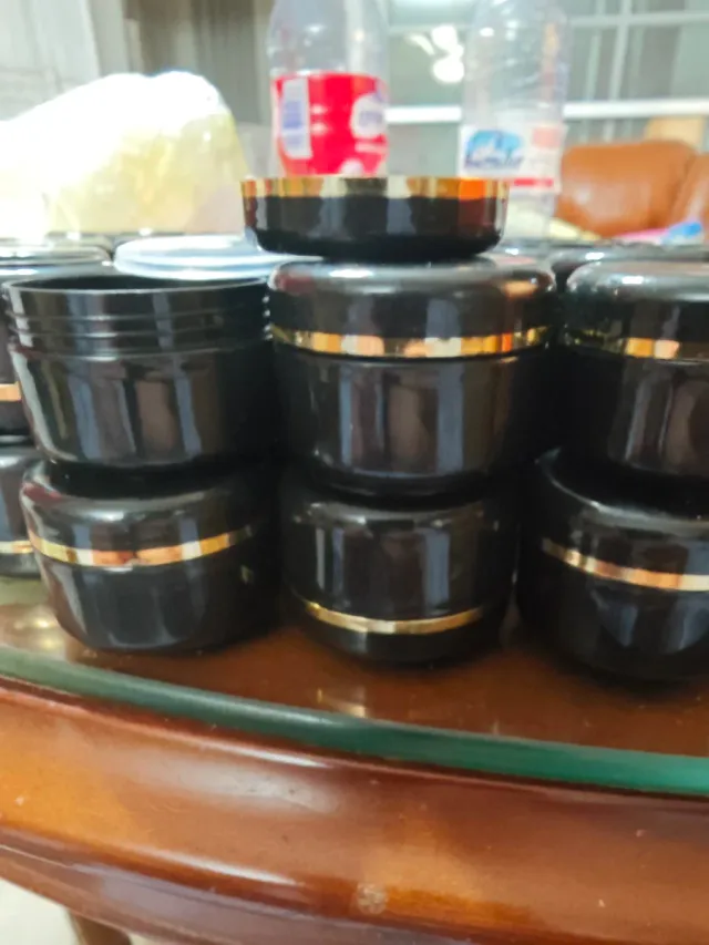 Tarros de viaje negros y dorados
100 unidades