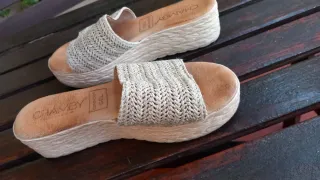 2 pares de calzado. Sandalias y zuecos 