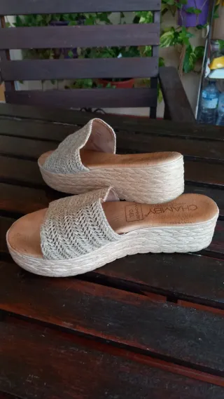 2 pares de calzado. Sandalias y zuecos 