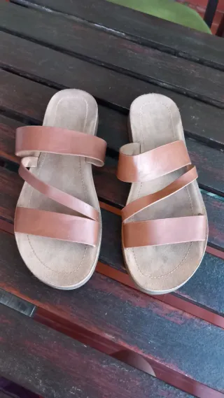 2 pares de calzado. Sandalias y zuecos 
