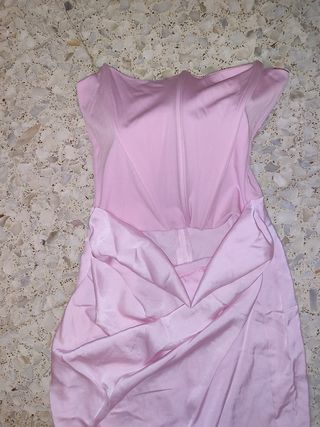 Vestido rosa de fiesta con drapeado