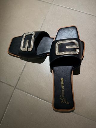 Chanclas negras con detalle dorado