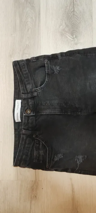 Pantalón vaquero Bershka negro desgastado