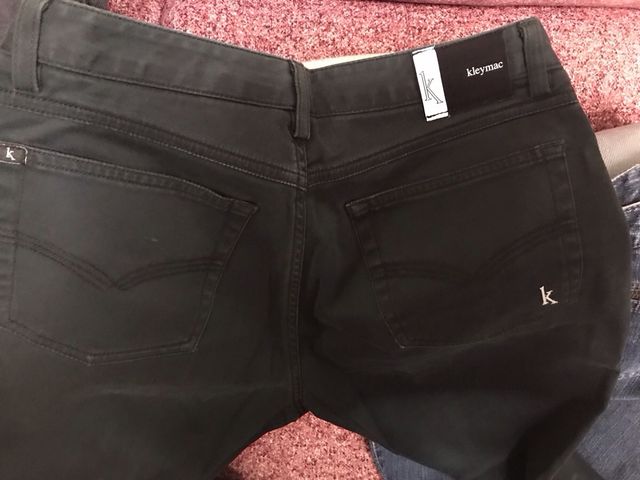 Pantalones vaqueros Kleymac negros.
15 los tres