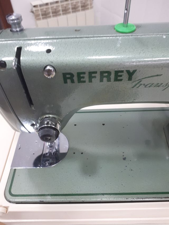 MAQUINA DE COSER REFREY 427.