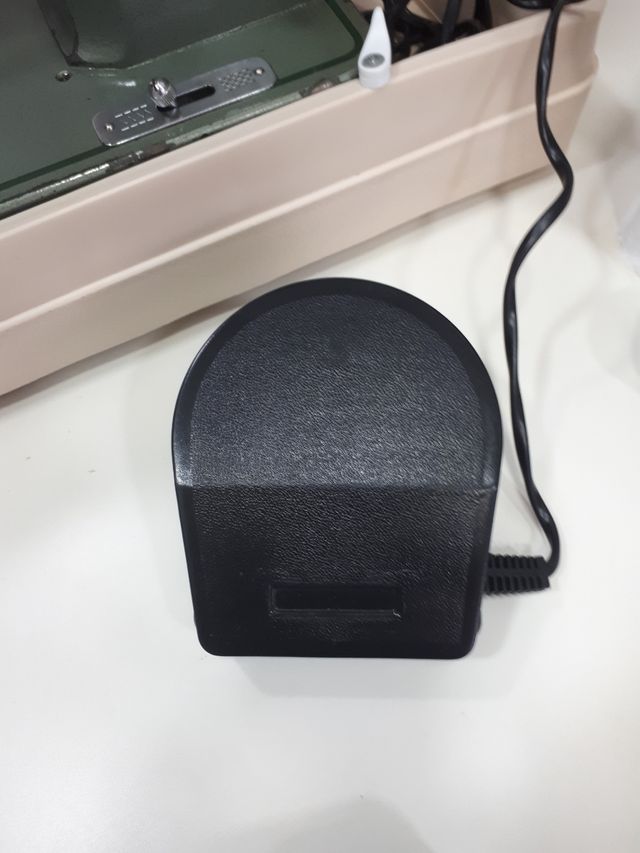 MAQUINA DE COSER REFREY 427.