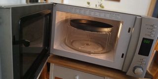 Microondas con grill y accesorios