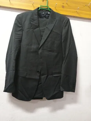 Traje de hombre Zara gris rayado