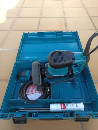 Martillo Makita HM0871C con maletín
