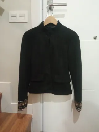 Chaqueta ante negra bordada