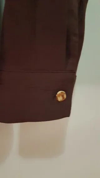 Camicetta donna marrone con bottone dorato 