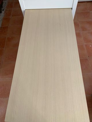 Isla de cocina beige y blanca