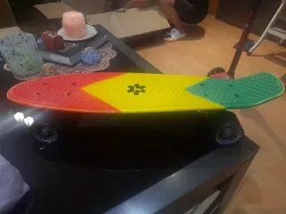 Monopatín Tijuana colores vibrantes