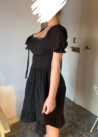Vestido negro con escote y mangas abullonadas