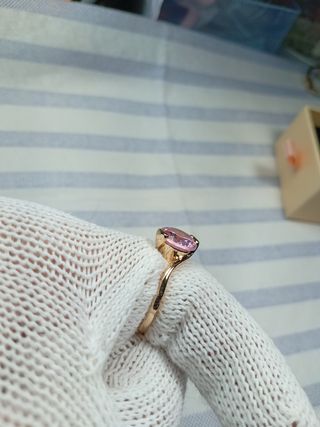 Anello con pietra rosa e oro