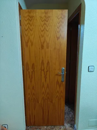 Puertas de madera con manivelas y marcos (negocia)