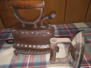 2 ferri da stiro antichi.