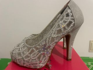 Tacones plateados de encaje con pedrería