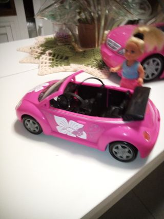 Coche Barbie y hermana pequeña