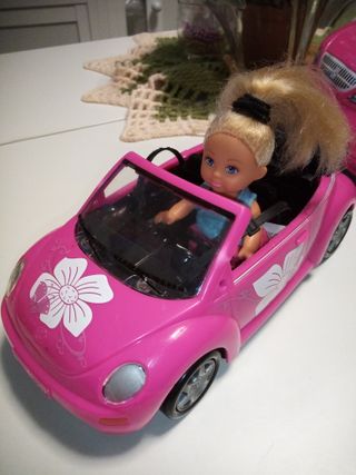 Coche Barbie y hermana pequeña