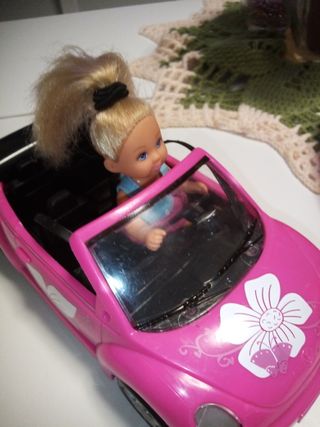 Coche Barbie y hermana pequeña