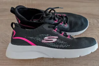 Zapatillas Skechers Negras con Detalles Rosas
