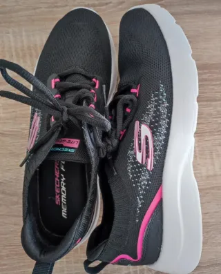 Zapatillas Skechers Negras con Detalles Rosas