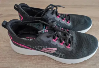 Zapatillas Skechers Negras con Detalles Rosas