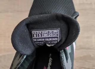 Zapatillas Skechers Negras con Detalles Rosas