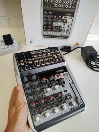 Mixer professionale Behringer Xenyx Q1002USB