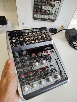 Mixer professionale Behringer Xenyx Q1002USB